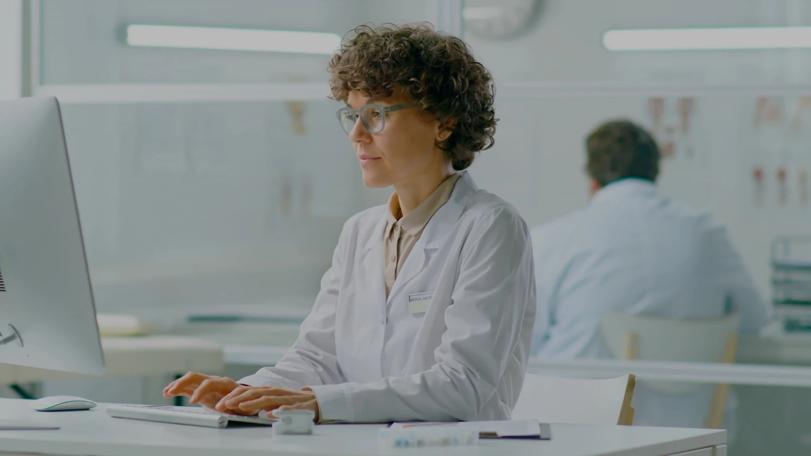 Wissenschaftliche Arbeit in einer modernen klinischen Umgebung.