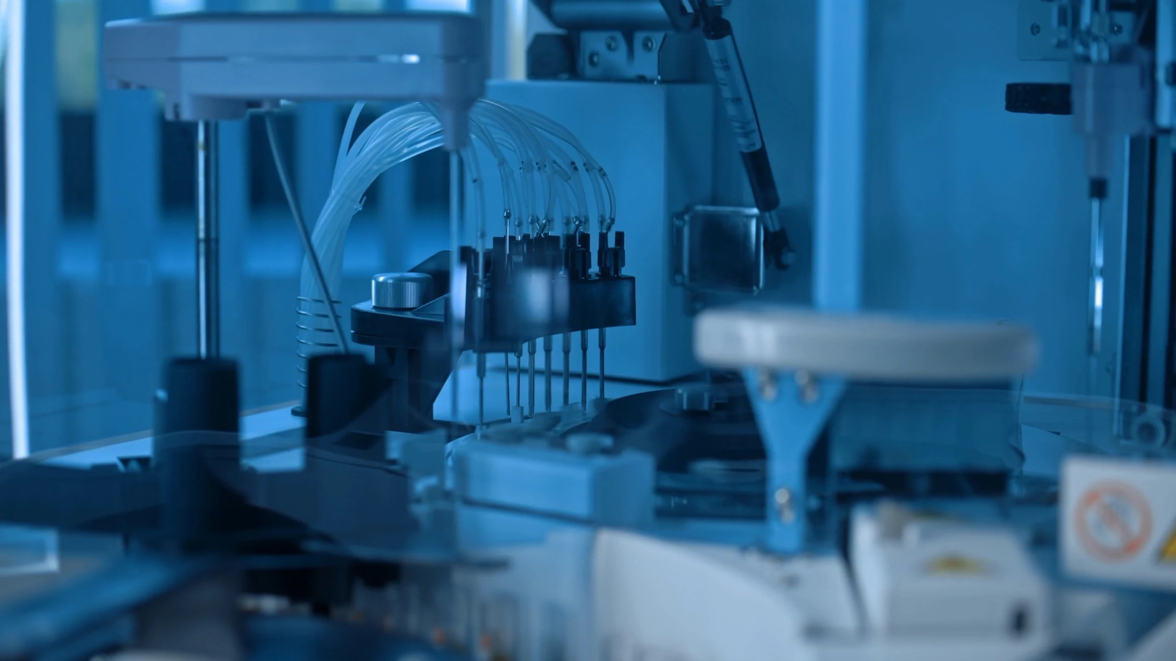 Automatisierte Pipettiertechnik in einem modernen Labor.