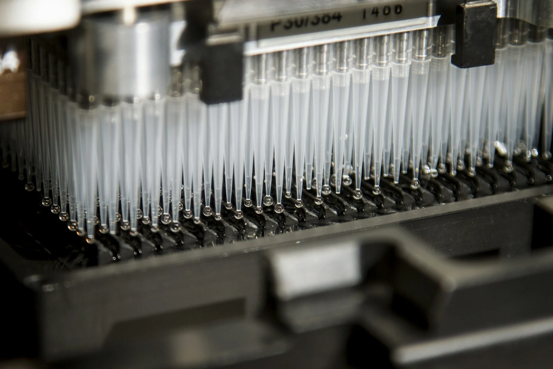 Detailaufnahme eines automatisierten Pipettiersystems in einem Forschungslabor.