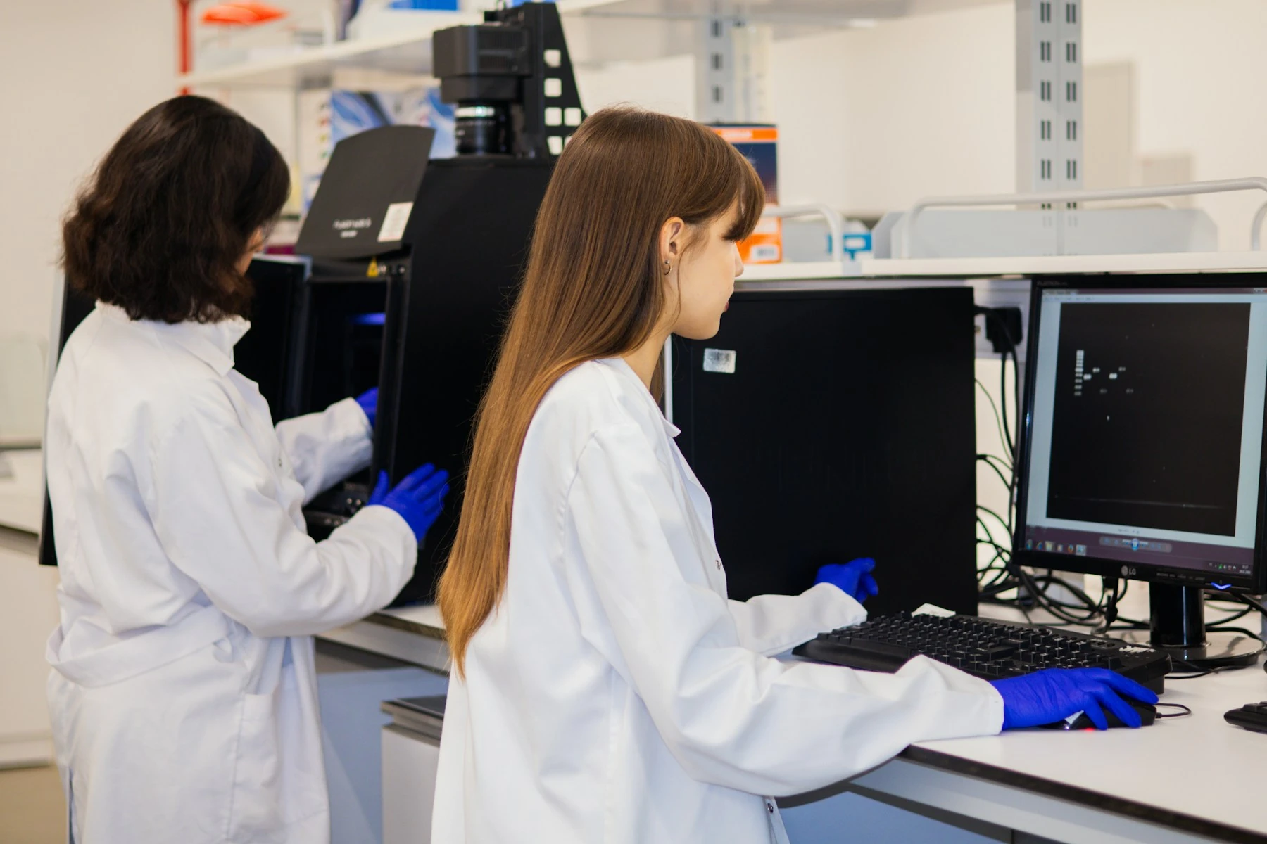 Wissenschaftlerinnen bei der computergestützten Auswertung im Labor.