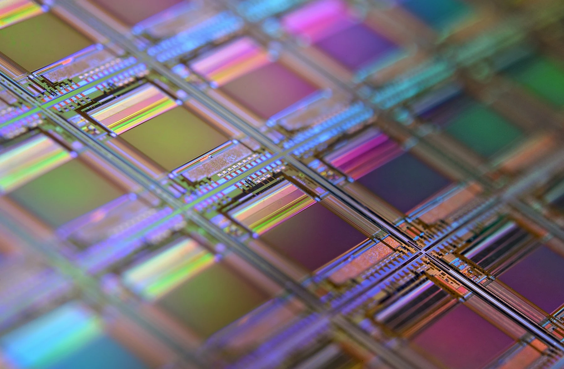 Makroaufnahme realer Mikrochipstrukturen auf einem Siliziumwafer; technologische Referenzaufnahme.